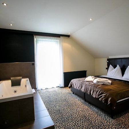 Hotel Seebrunn Am Wallersee Хендорф-ам-Валерзее Екстериор снимка
